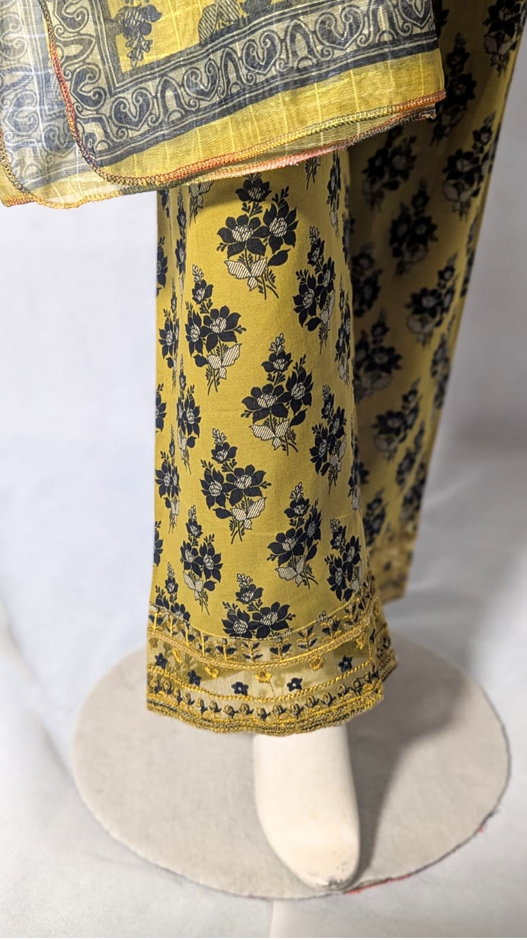 Noor-e-Nawazish β 3 Piece Embroidered Lawn Suit with Embroidered Shirt & Trouser