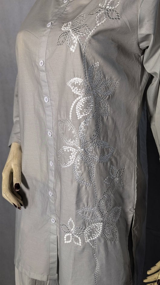 Jhalak – A timeless blend of grace, thread, and tradition.