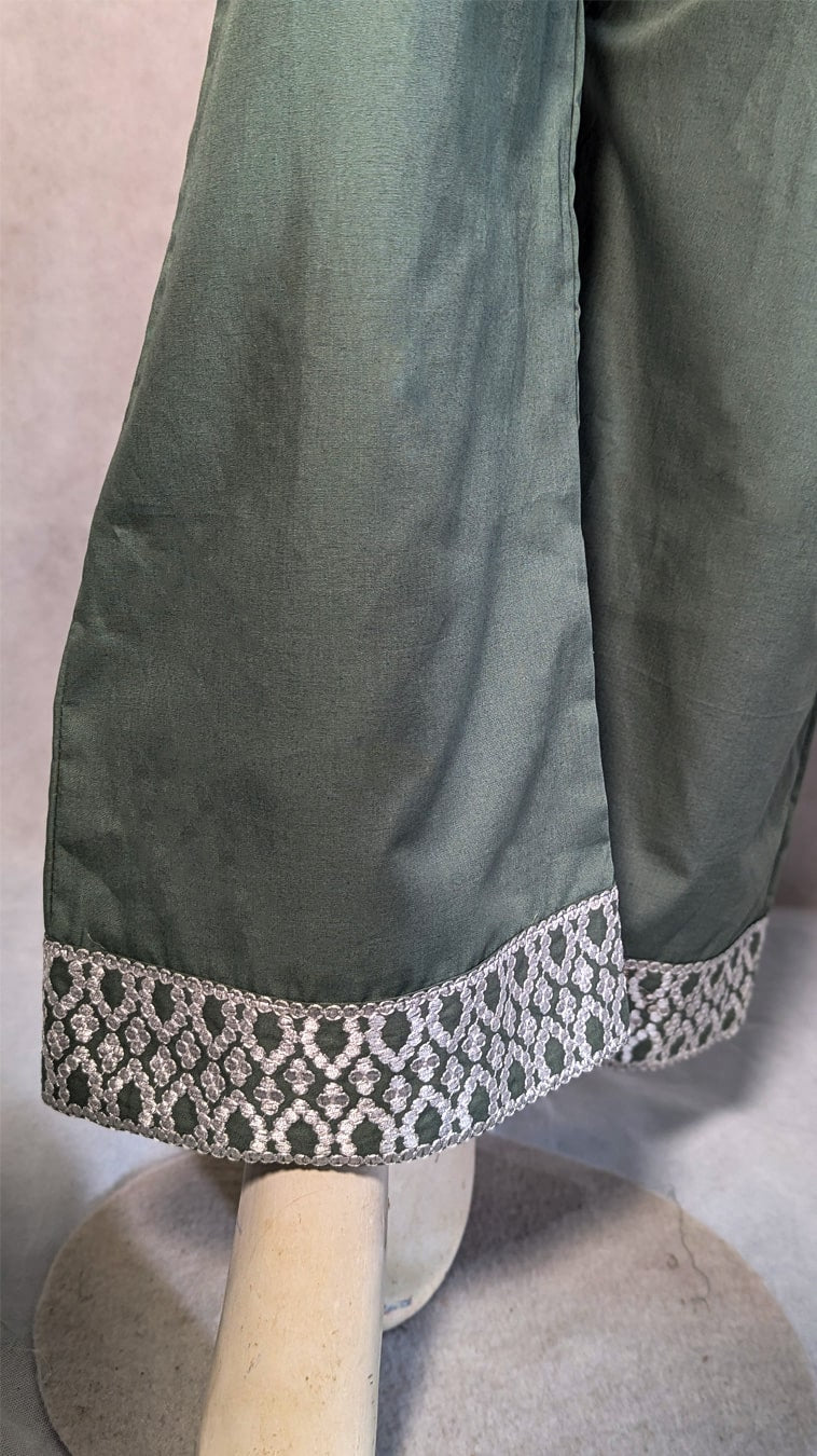 Jhalak – A timeless blend of grace, thread, and tradition.