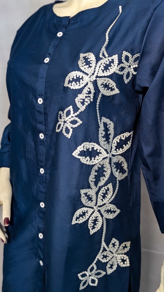Jhalak – A timeless blend of grace, thread, and tradition.