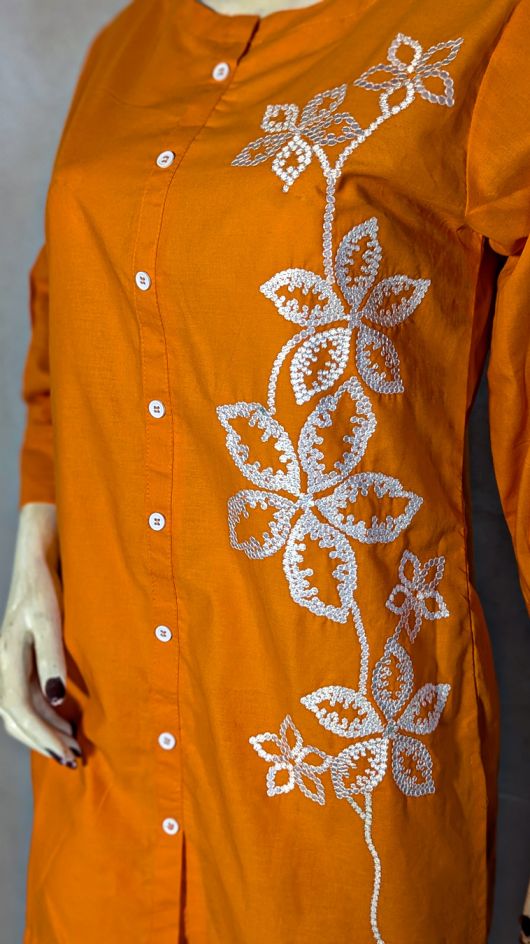 Jhalak – A timeless blend of grace, thread, and tradition.