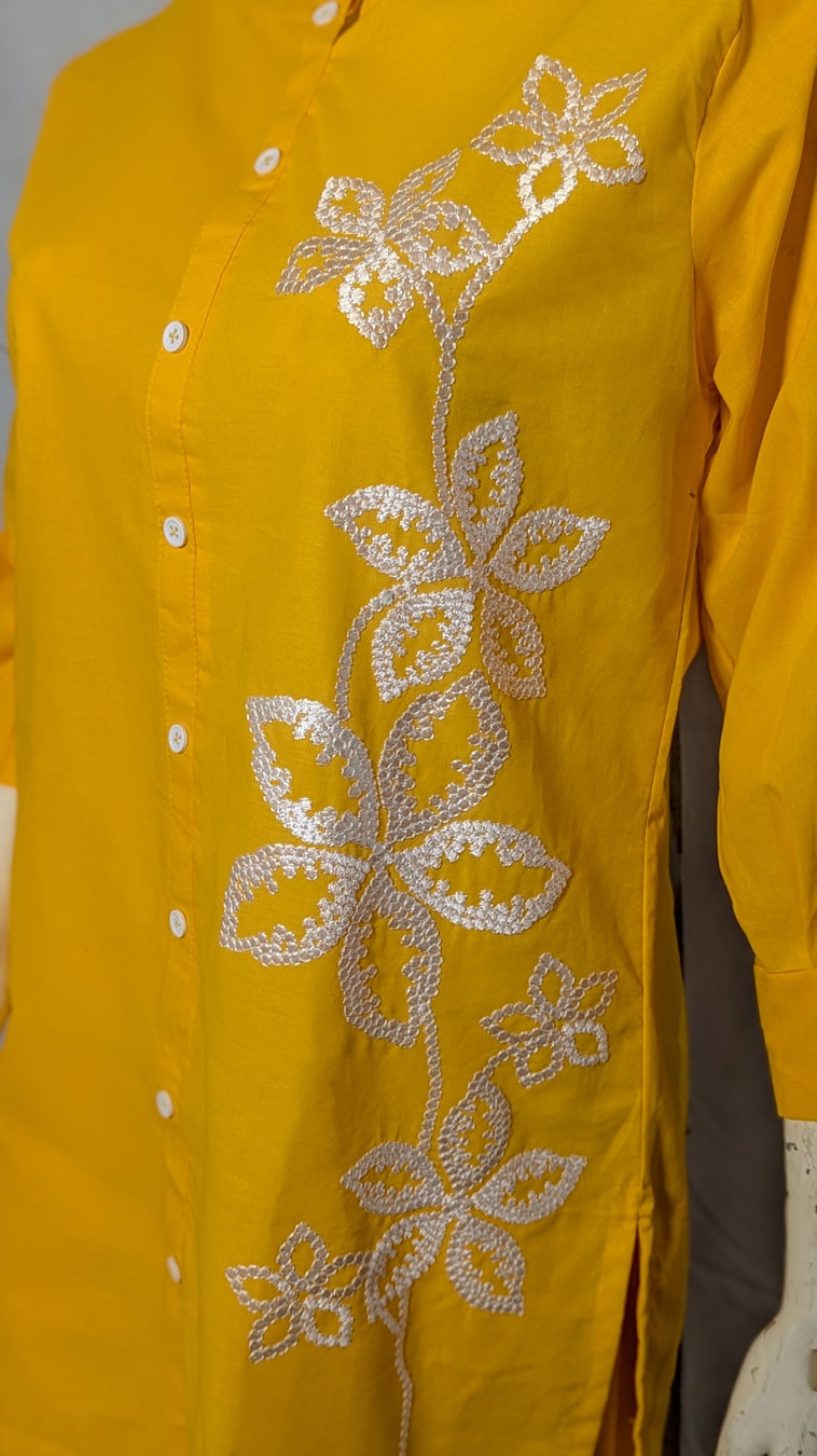 Jhalak – A timeless blend of grace, thread, and tradition.