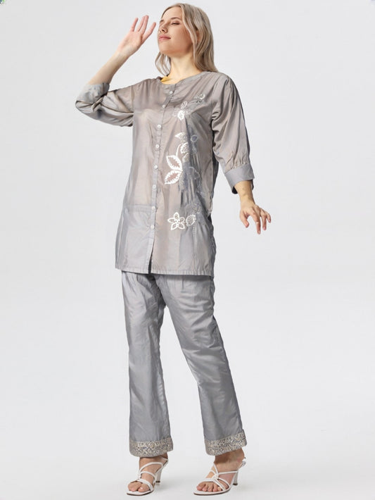 Jhalak – A timeless blend of grace, thread, and tradition.