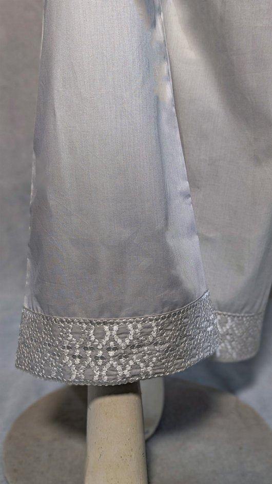 Jhalak – A timeless blend of grace, thread, and tradition.