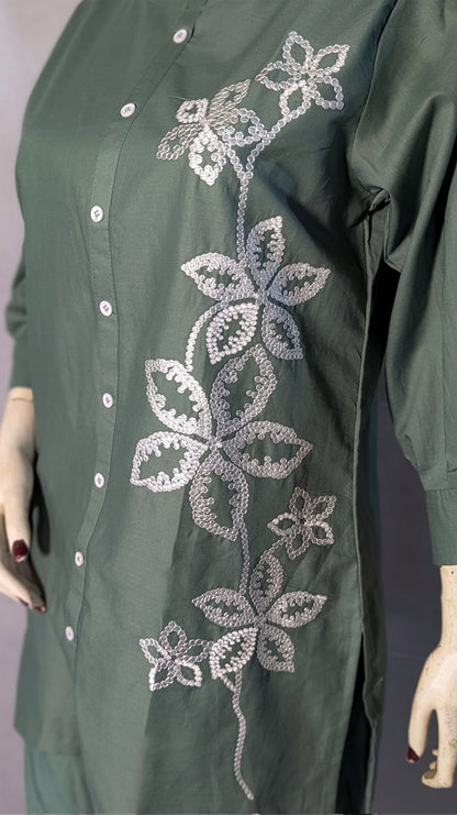 Jhalak – A timeless blend of grace, thread, and tradition.