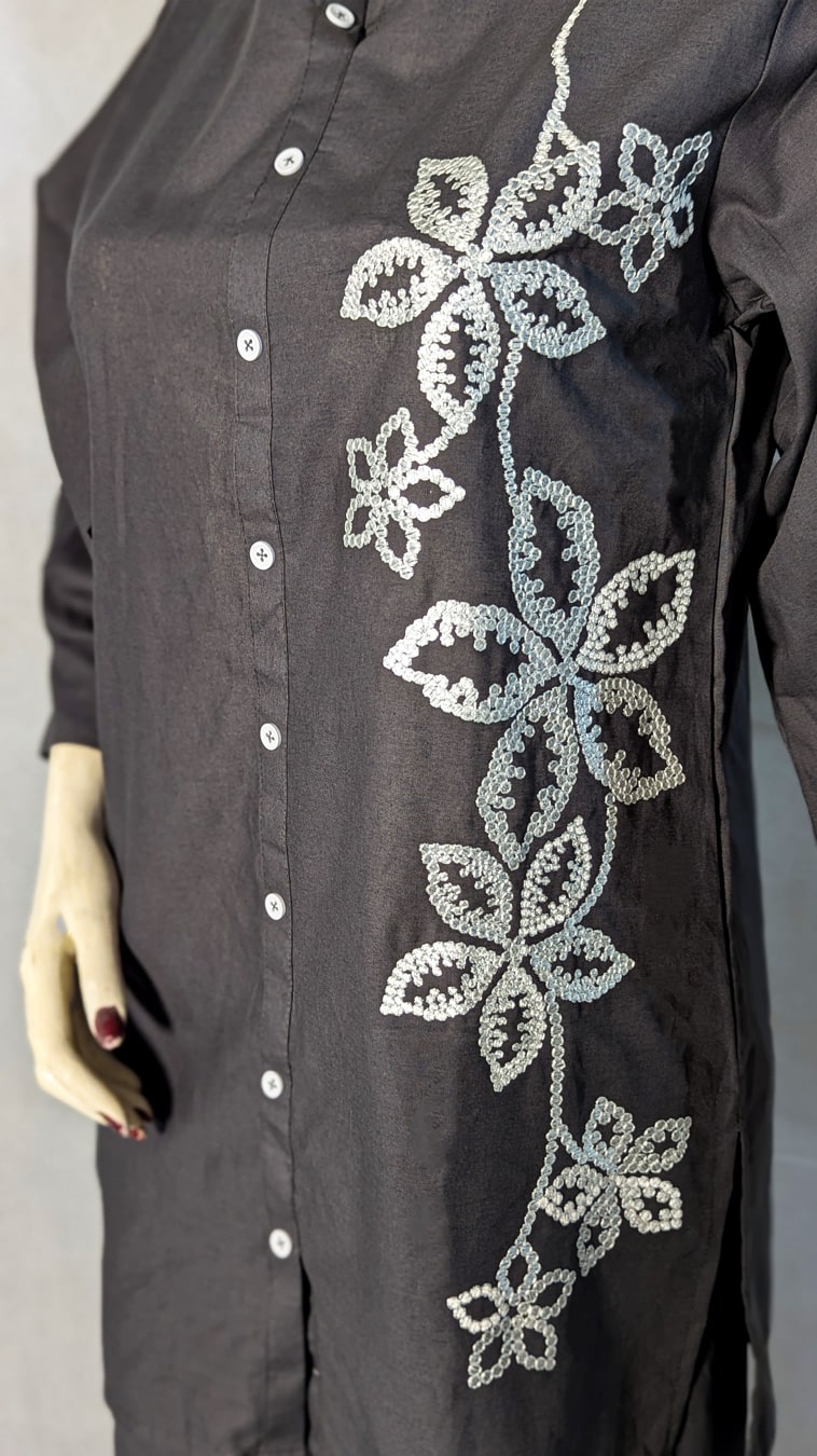 Jhalak – A timeless blend of grace, thread, and tradition.
