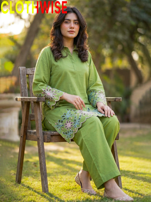 Model Wear a paroot Colour outfit by clothwise